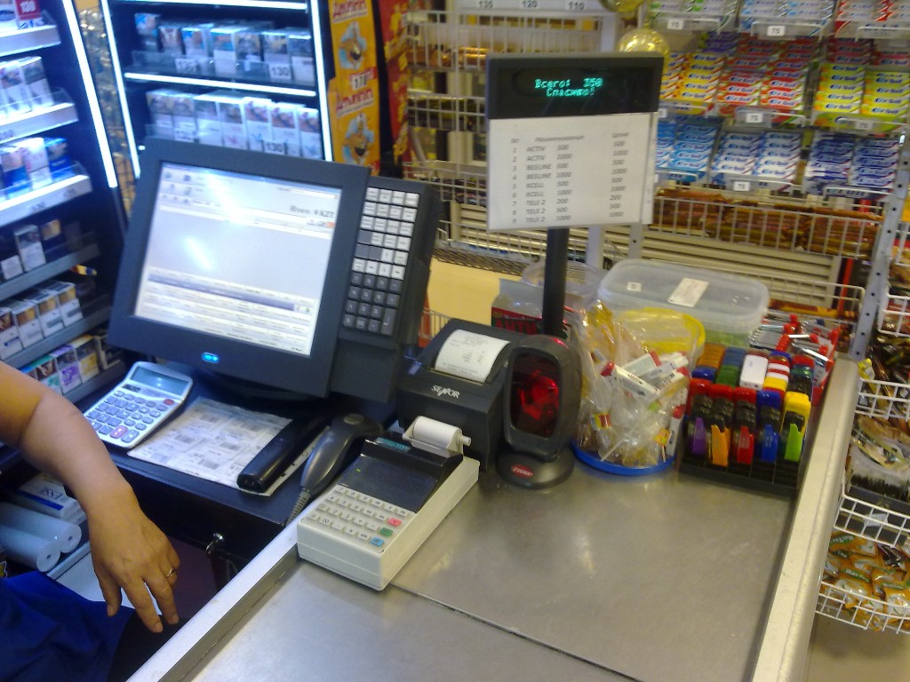 Место кассира в магазине. Кассовый аппарат 2000. Кассовый аппарат в супермаркетах. Кассовые аппараты для продуктовых магазинов. Касса в продуктовом магазине.